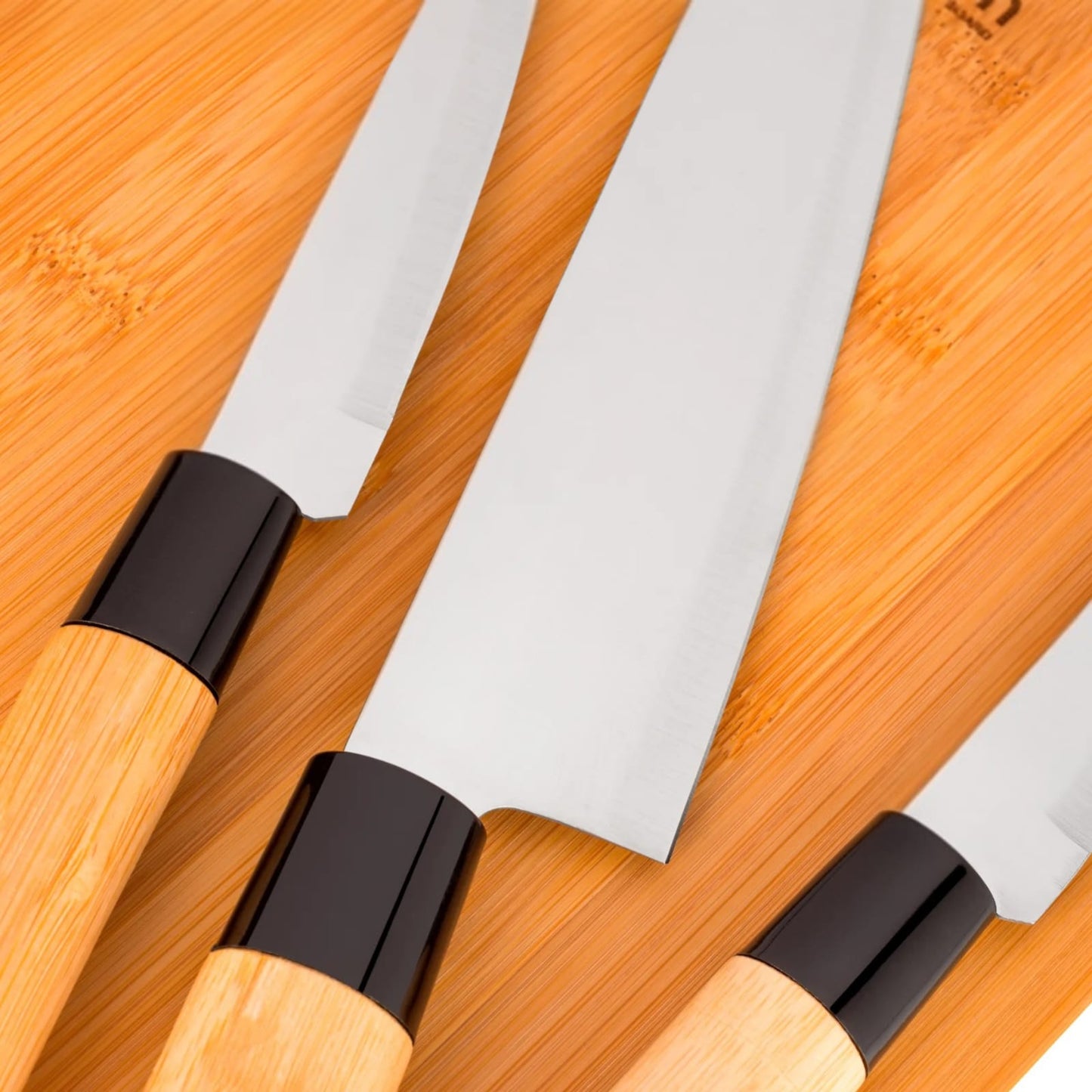 Set of 3 Knives with Cutting Board