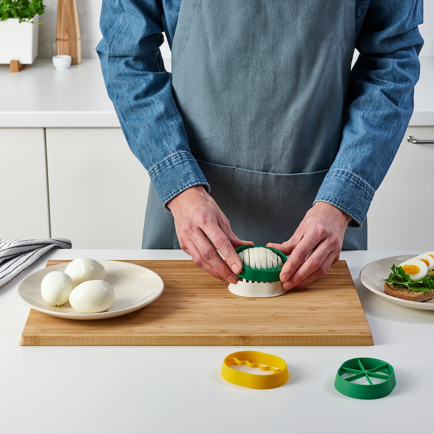 Egg slicer